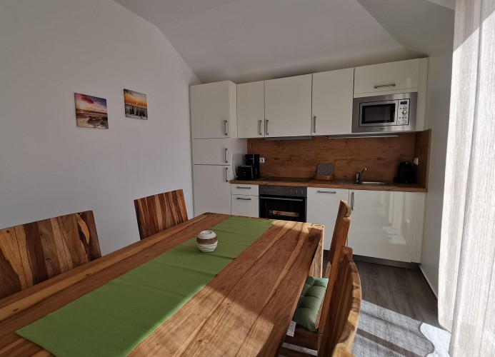 Essbereich in der sehr gut ausgestatteten Küche