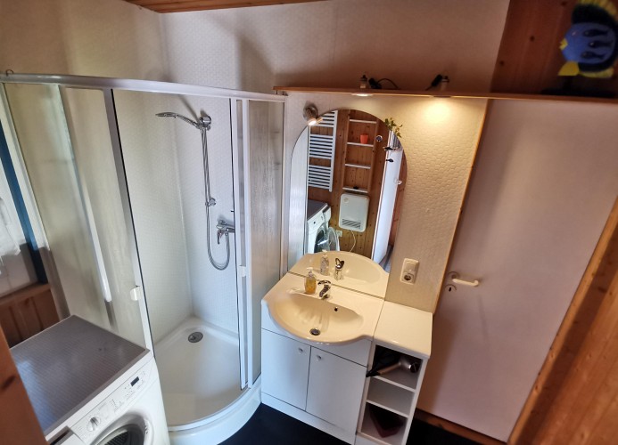 Bad mit Dusche und Waschmaschine