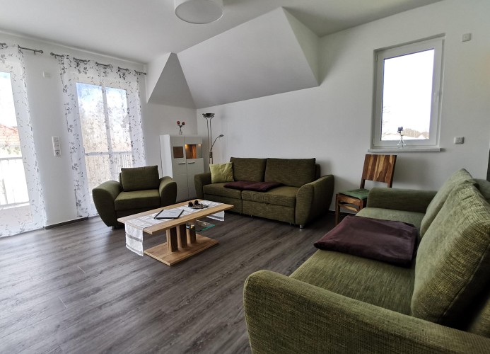 Wohnzimmer mit angeschlossenem Balkon