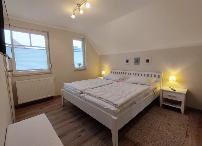 Schlafzimmer 1 mit Doppelbett und TV